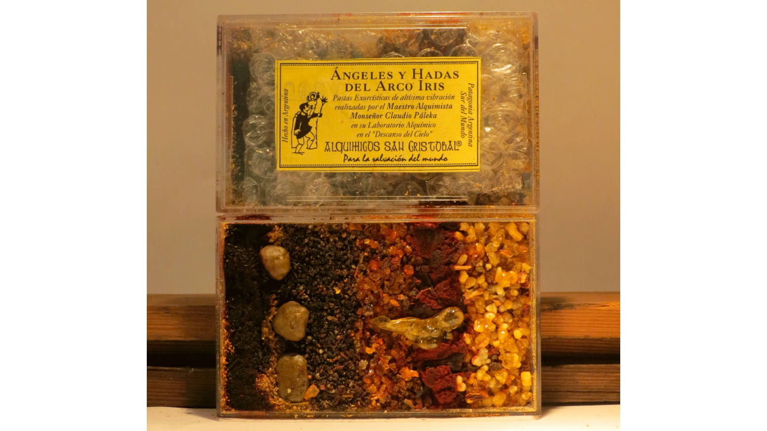 PASTA ANGELES Y ARCANGELES-  PRECIO; 150€- Para resolver cualquier conflicto grave: juicios, separaciones, situaciones en las que estén en juego cosas sumamente importantes, gravísimos problemas de tipo laboral, afectivos o espirituales.  Para todo lo que no tenga una solución aparente.  Se la recomienda para aquellos casos cuyos muy complejos, cuyos problemas proceden que de vertientes diferentes.   Lo solicitado debe ser siempre muy puntual.  No hacer varios pedidos a la vez.  Se combina con el Cirio Alquímico Paracelso) o con el cirio Alquímico vinculado al pedido.